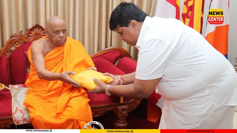 අවතැන් වූ ජනතාව වෙනුවෙන් අස්ගිරි මහා විහාරයෙන් මිලියන පහක මූල්‍යාධාරයක්
