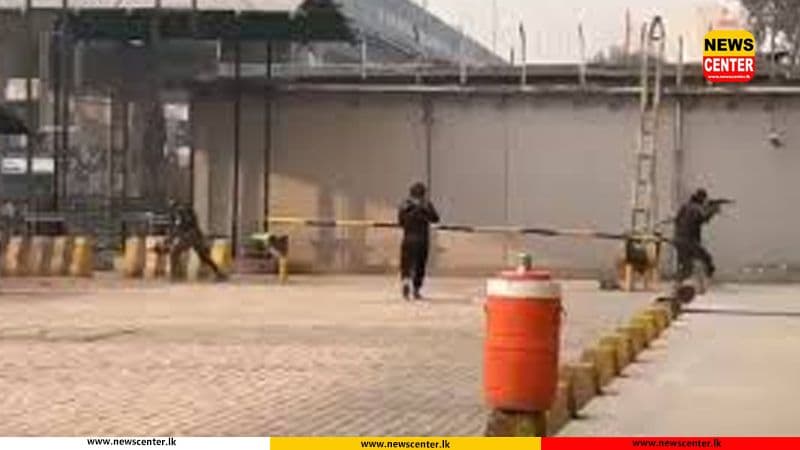 පාකිස්ථානයේ පැරා මිලිටරි කඳවුරකට එල්ල වූ ප්‍රහාරයකින් තිදෙනෙක් මරුට